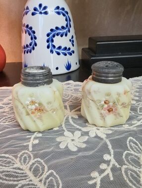 VictorianWave Crest-Beige Erie Twist Shape Salt & Pepper Shaker w/Enameled Decor
